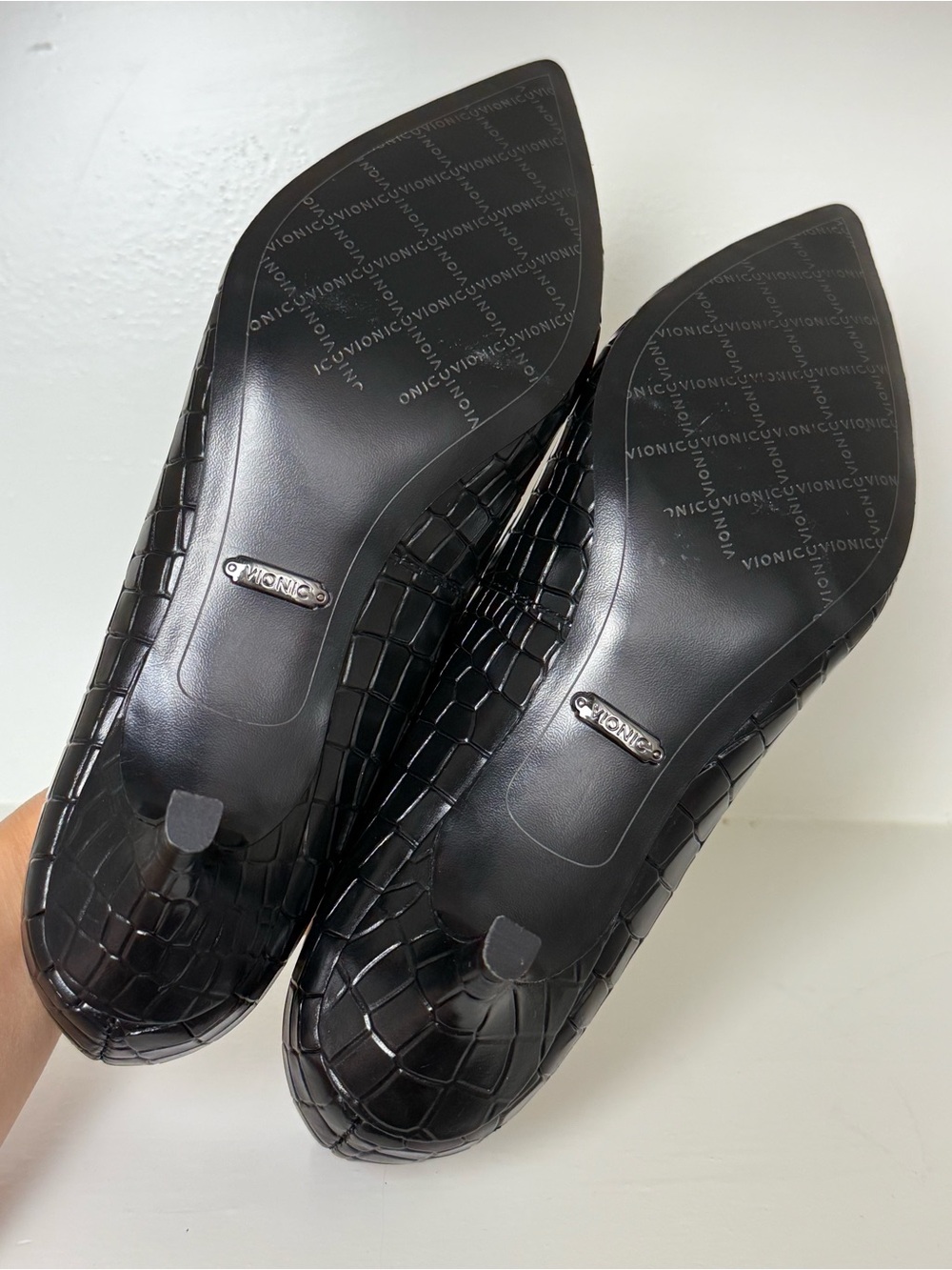 Vionic Josie kitten heel pumps in a black crocodile-embossed leather finish - Picture 5 of 7